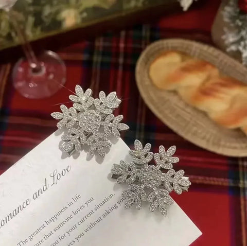 2024 New 2pcs Sliver Snowflake Hair Clip Women Girls Sweet Bangs Side Clip Glitter Shiny Edge Hairpins Christmas Headwear