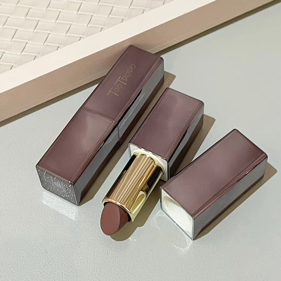 Available in 3 shades Matte Lipstick Matte Velvet Waterproof Non-fading lip gloss that enhances color and brightens lips Suitabl