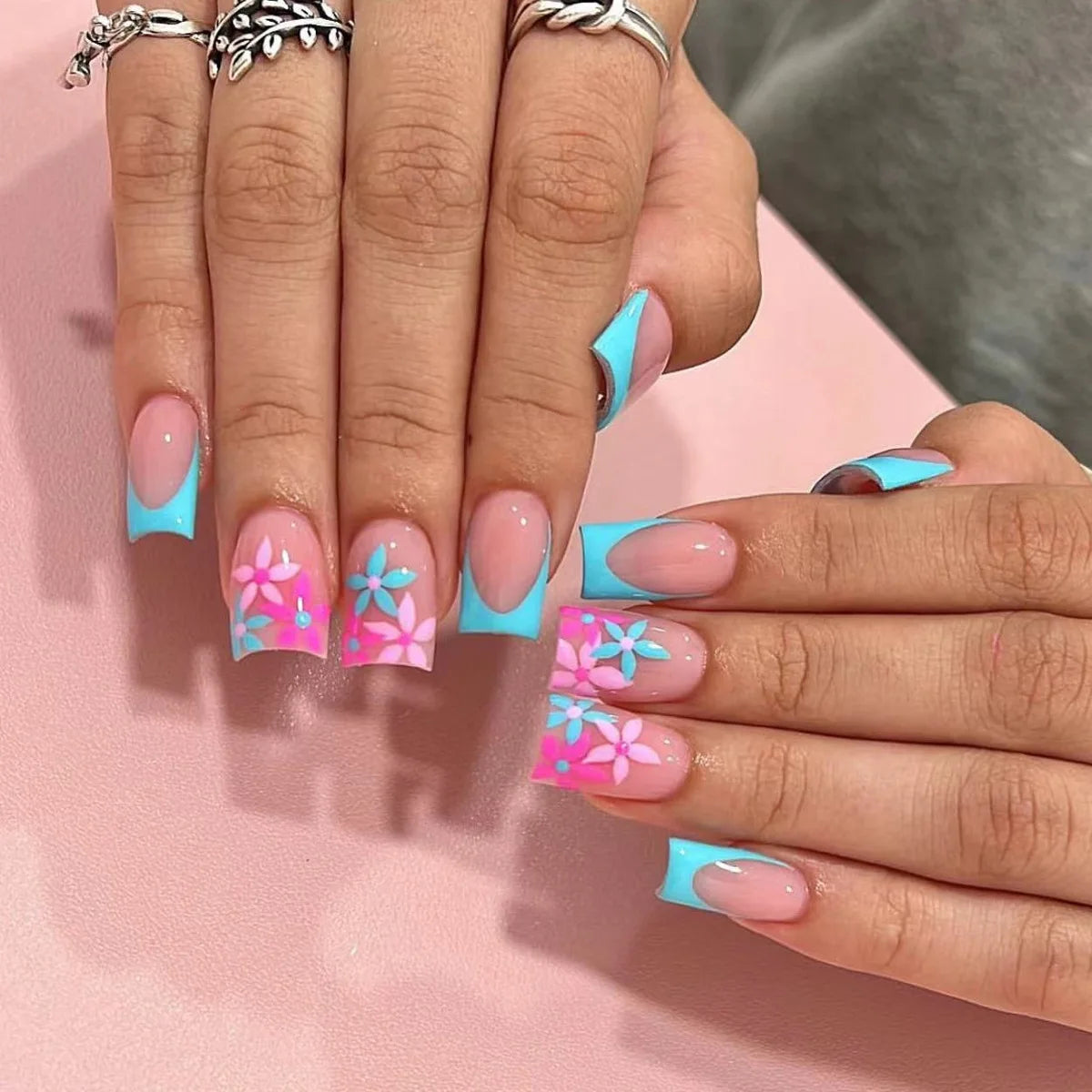 24pcs French Blue Fake Nails Art with Fashion Flower Design Short Square False Nail Tips Finished Reusable Simple False Nail Set