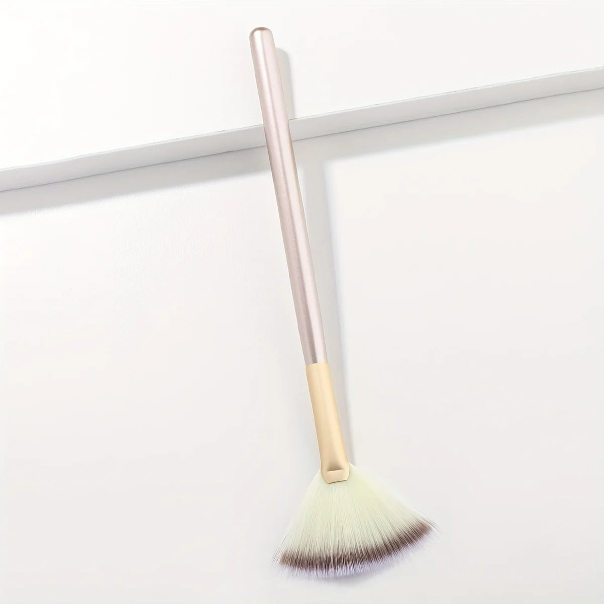 1pc Fan Shaped Highlight Brush Contour Brush Blending Highlighter Makeup Brush Face Loose Powder Brush Cosmetic Beauty Tools
